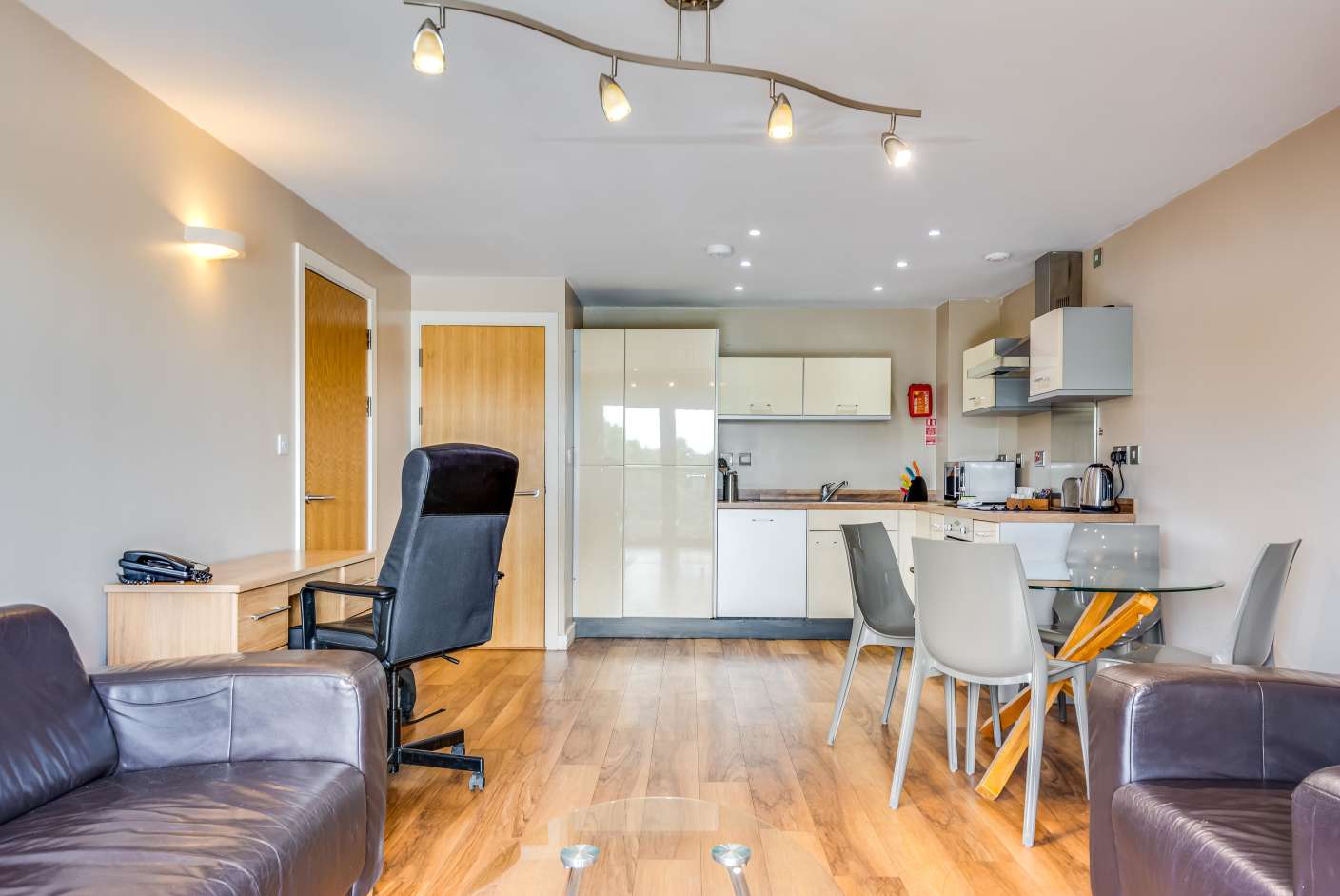 Apartment with open plan living area, dining table and fully equipped kitchen