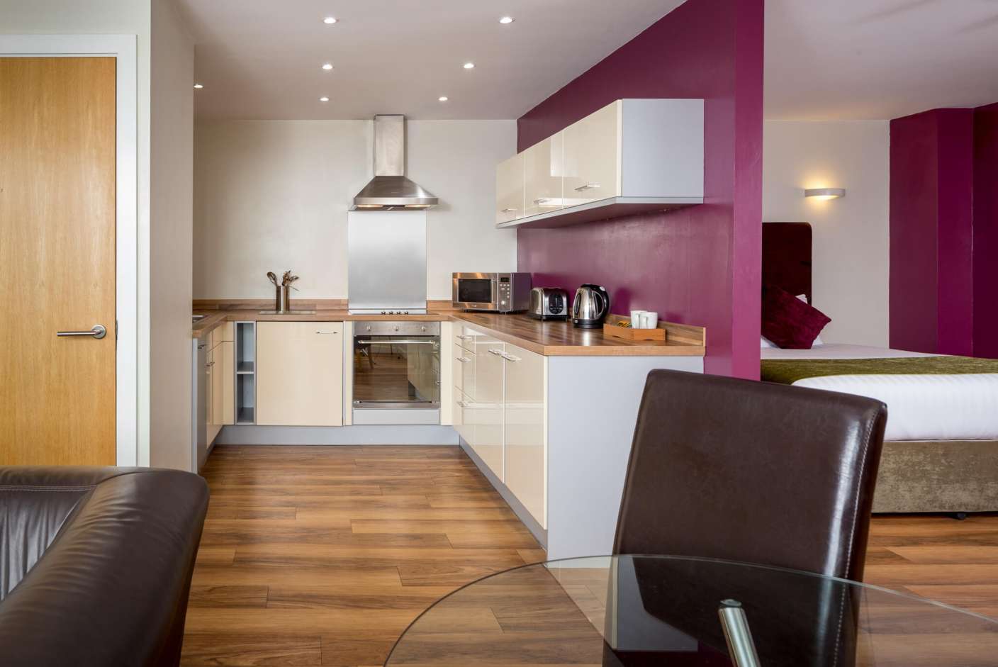 Elegance apartment with divider between sleeping area and fully equipped kitchen